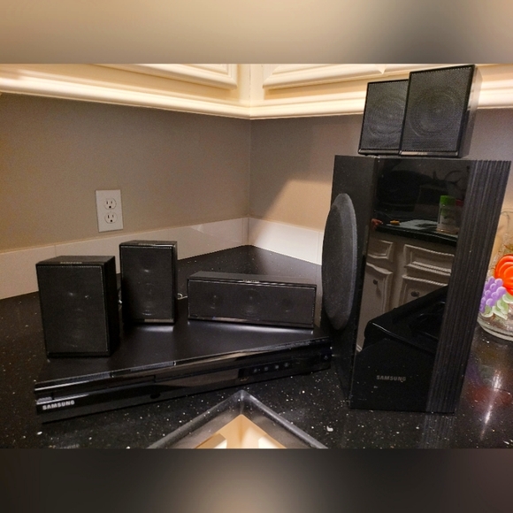 Surround sound system - Picture 1 of 1